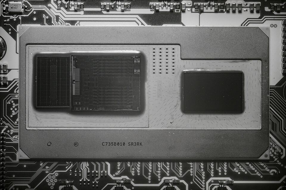 Representative Radeon RX Vega M GL on a Kaby Lake-G i7-8705G package physical card, photographed from the front